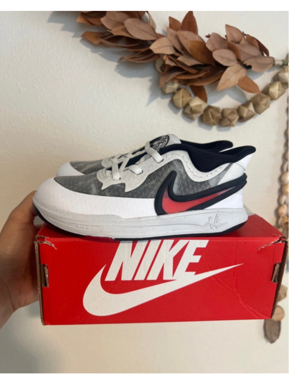 Nike Kyrie 8 GO (PS) in white university red size 10c - Picture 3 of 7